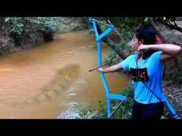 Video: Amazing Girl Uses PVC Pipe Compound Bow Fishing To Shoot Fish